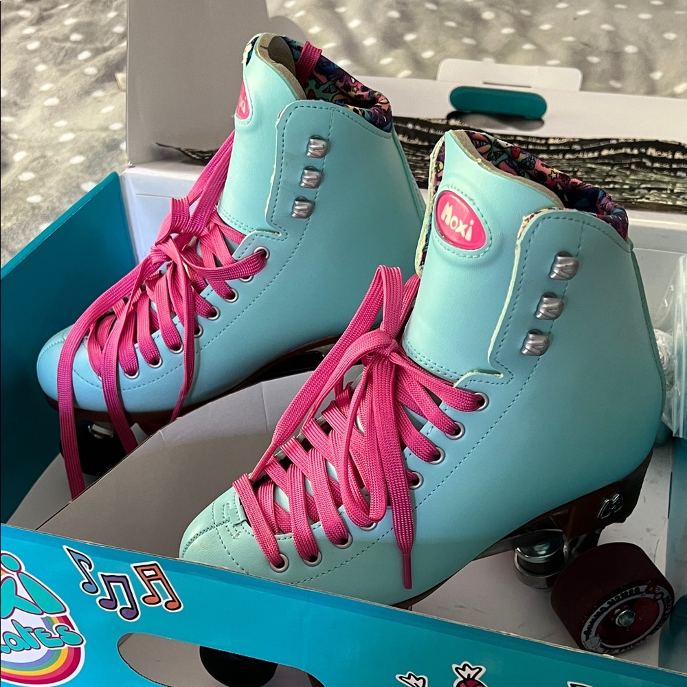Moxi Skates | Beach Bunny Blue Sky With Pink Women’s Size 5 Roller Skates